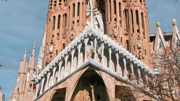 Barcelona, İspanya - Şubat 2019: Gaudi 'nin Sagrada Familia Katedrali. Katedralin yanında birkaç vinç var. Bitmemiş binalar kavramı. Bulutlu dramatik gökyüzü — Stok video