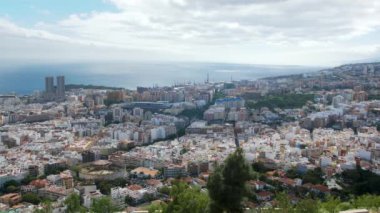 Hava çekimi, Santa Cruz de Tenerife şehri. İspanya 'daki Kanarya Adaları' nın başkenti. Deniz kenarında bir şehir.
