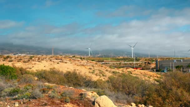 Windmühlen, Turbinen von Stromgeneratoren in der Nähe der Autobahn mit viel Autoverkehr. das Konzept der grünen, erneuerbaren, sauberen Energie, Umweltschutz — Stockvideo