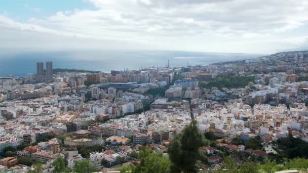 Luftaufnahme, die Stadt Santa Cruz de Teneriffa. die Hauptstadt der Kanarischen Inseln in Spanien. eine Stadt am Meer. — Stockvideo