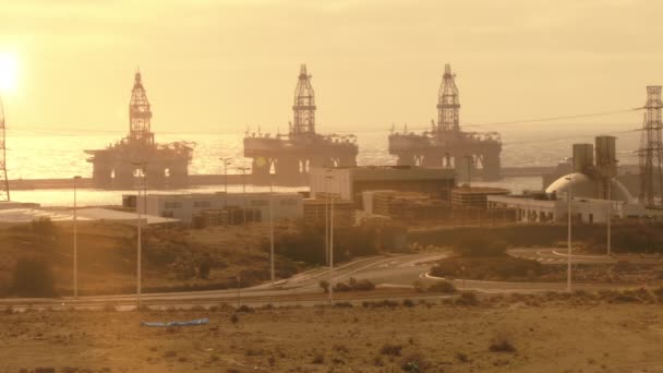 Sea Oil Rig Drilling Platform Bij zonsondergang, concept van milieuvervuiling en opwarming van de aarde — Stockvideo