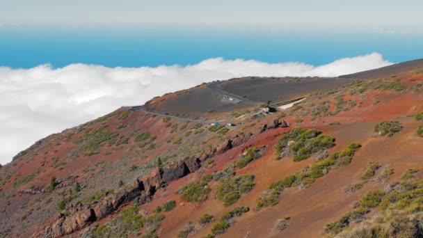 Teide Ulusal Parkı, Tenerife, Kanarya Adaları, Ispanya arka planda Teide ile bulutlar deniz üzerinden yol — Stok video