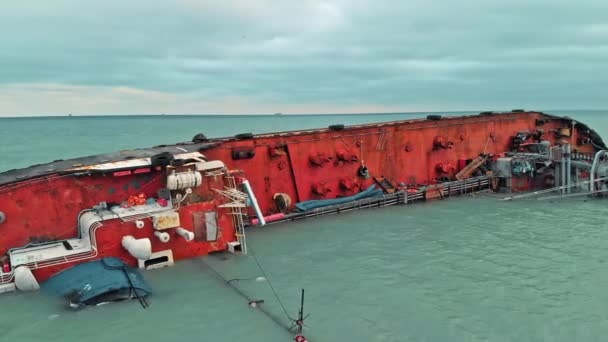 Het wrak van het schip, de tanker. Het schip met navigatieapparatuur aan zijn kant gedraaid. Een milieuramp die olie lekte uit een tanker. straalvliegtuig drone schot — Stockvideo