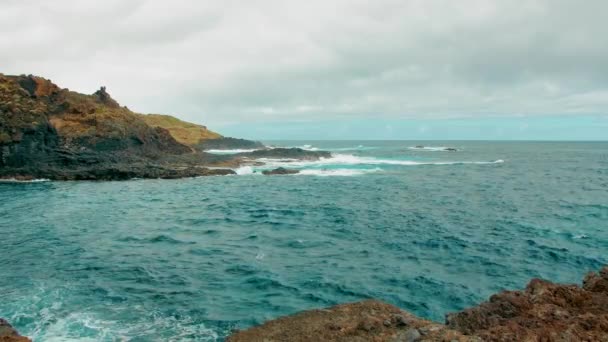 Costa rochosa e água do oceano azul-turquesa. A paisagem da ilha oceânica. Garachico, Tenerife, Espanha — Vídeo de Stock