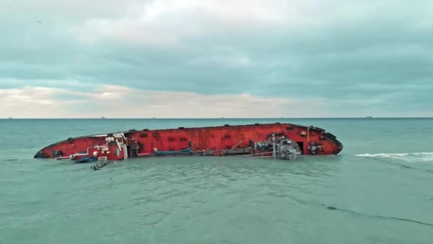 Ekolojik felaket. Tanker gemisi düştü ve karaya oturdu. Denizin petrol kirliliği. Hava aracı görüntüsü — Stok video