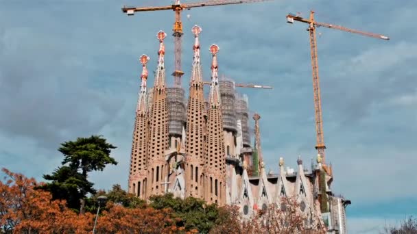西班牙巴塞罗那- 2019年2月：Gaudi的Sagrada Familia大教堂。 大教堂附近有几座建筑起重机。 未完工建筑物的概念 — 图库视频影像
