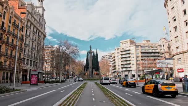 Βαρκελώνη, Ισπανία - Ιανουάριος 2019: Πολλά αυτοκίνητα και ταξί οδηγούν κατά μήκος της λεωφόρου στο κέντρο της πρωτεύουσας του Καταλανικού. — Αρχείο Βίντεο