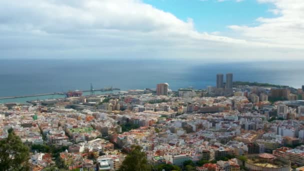Tiro aéreo, la ciudad de Santa Cruz de Tenerife. La capital de Canarias en España. Una ciudad junto al mar . — Vídeos de Stock