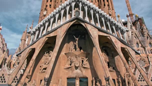 Barcelona, España - Febrero 2019: Catedral de la Sagrada Familia Por Gaudí. Varias grúas de construcción cerca de la catedral. El concepto de edificios inacabados. Cielo dramático con nubes — Vídeo de stock