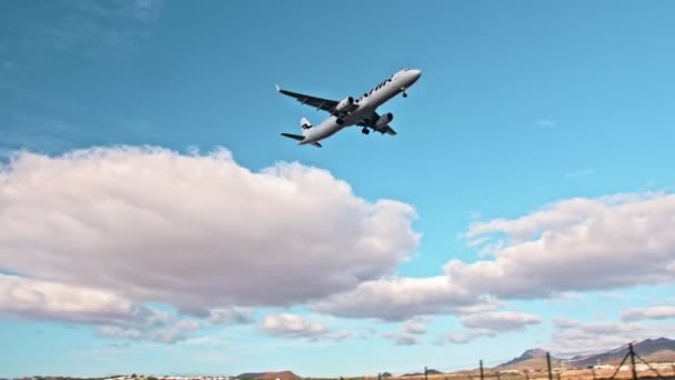 Das Flugzeug, das Flugzeug fliegt vorbei und fliegt in die Ferne. das Konzept des Reisens, der Reise und des glücklichen Urlaubs. — Stockvideo