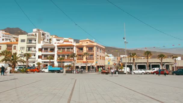 Tenerife, Ilhas Canárias, Espanha - Janeiro de 2019: Praça latina espanhola no meio de uma pequena cidade. Decorado com bandeiras multicoloridas. Algumas casas típicas e locais não reconhecidos — Vídeo de Stock