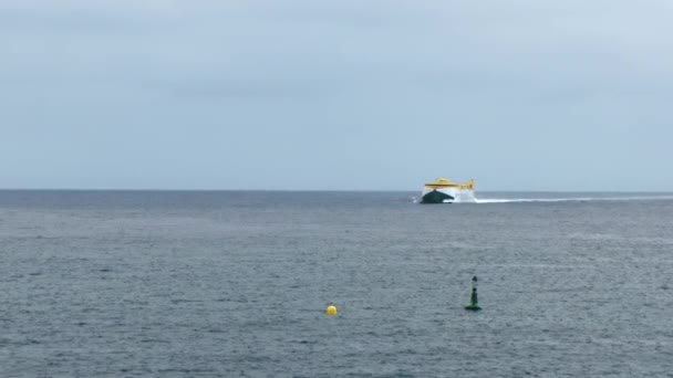 一艘黄白相间的大船在海面上漂流. — 图库视频影像
