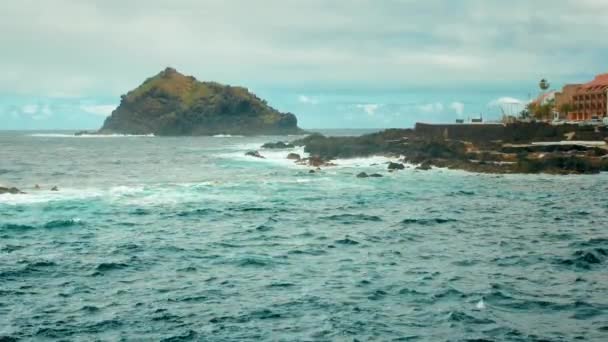 A baía a oeste das Ilhas Canárias. Uma rocha de pedra grande no oceano, ondas batidas em pedras com espuma branca. Garachico, Espanha — Vídeo de Stock