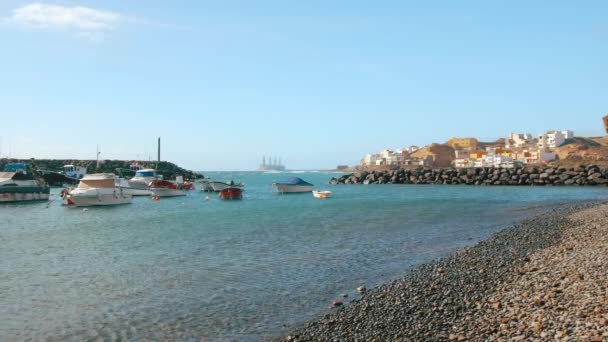 Una baia con barche e pescherecci sull'oceano. La città sulla collina e la piattaforma petrolifera nell'oceano sullo sfondo . — Video Stock