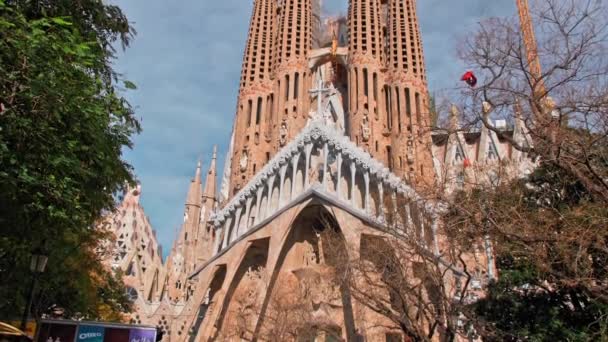 バルセロナ,スペイン- 2019年2月:サグラダ・ファミリア大聖堂バイ・ガウディ。大聖堂近くのいくつかの建設クレーン。未完成の建物の概念。雲のある劇的な空 — ストック動画
