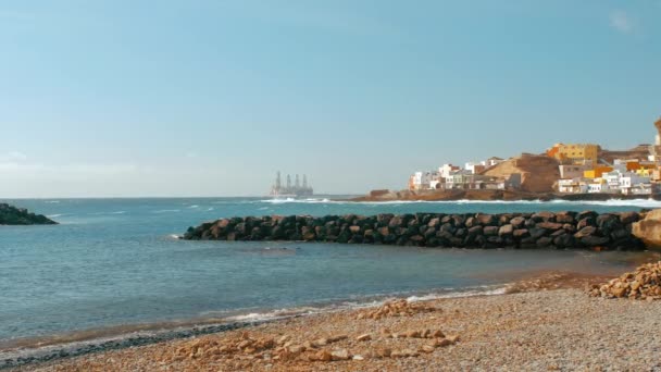 A baía fica ao lado da costa oceânica. Barcos de pesca e iates de cruzeiro. Plataforma europeia de pequenas cidades e plataformas de plataformas petrolíferas no oceano ao fundo — Vídeo de Stock