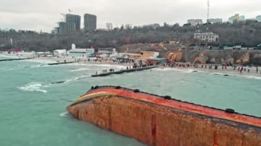 Odessa, Ukrayna - Kasım 2019: çevre felaketi. Birçok insan çevresel bir olay hakkında endişeli. Güçlü bir deniz fırtınasında karaya vuran kaba petrol gemisi çarpar. Hava aracı görüntüsü
