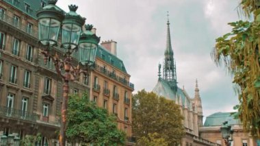 Fransa, Paris - Ekim 2019: Cite Adası, Seine Nehri 'nin Paris' in merkezinde ve aynı zamanda şehrin en eski adalarından biridir.