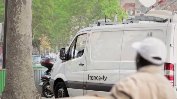 Paris, Frankrike - oktober 2019: Modern TV-station satellit lastbil mobilkommunikation satellit-sändning — Stockvideo