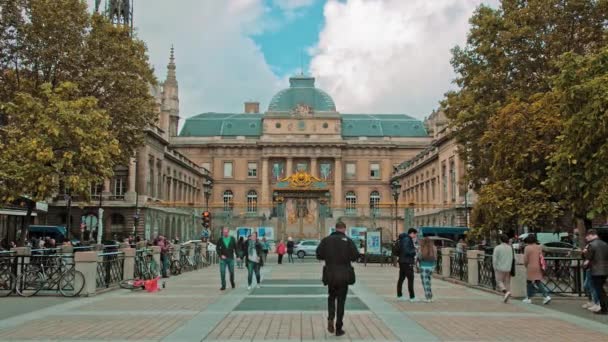Paris, Fransa - Ekim 2019: Palais de Justice de Paris Hukuk Mahkemeleri. Paris 'in en önemli resmi binalarından biri olan Palais de Justice, Saint Louis' in eski kraliyet sarayının bulunduğu yerdi. — Stok video