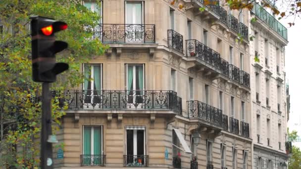 Crossroads, trafiklys og en typisk fransk bygning i centrum af hovedstaden. Paris, Frankrig . – Stock-video