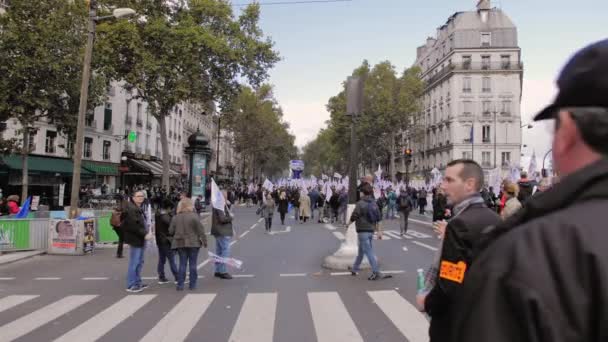 Paris, Frankrike - oktober 2019: Protestanter vid demonstrationsmarsch i centrala Paris i stället för Bastiljens torg. — Stockvideo