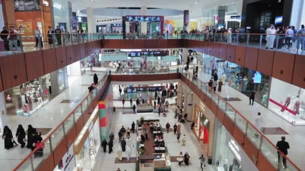 Emirati Arabi Uniti, Dubai - Febbraio, 2020: Il più grande centro commerciale del mondo è Dubai Mall. Diversi piani di negozi. Il concetto di shopping e trading . — Video Stock