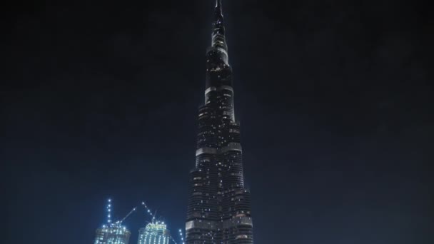 Dubai, Emiratele Arabe Unite februarie 2020: iluminare colorată pe cea mai înaltă clădire din lume Burj Khalifa. Zgârie-nori în construcție și orizontul în fundal — Videoclip de stoc