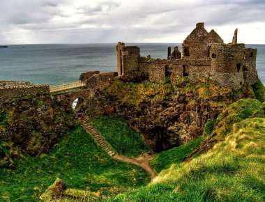 Ortaçağ Dunluce Kalesi Kuzey İrlanda
