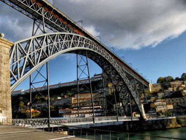 Dom lus ı Köprüsü (Portekizce: Ponte D. lus ı), Portekiz 'deki Porto ve Vila Nova de Gaia şehirleri arasında Douro nehrine yayılan çift katlı metal kemer köprüdür..