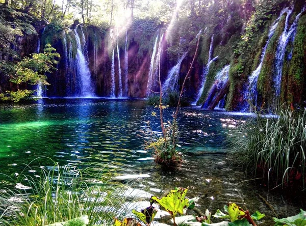 Fairy Tail of Lights no Lago Plitvice na Croácia a magia da natureza — Fotografia de Stock