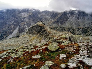 Yüksek Tatras dağlar (Vysok Tatry, Tatry Wysokie, Magas-Ttra), Slovakya Preov bölgede ve daha az Polonya Voyvodalığı Güney Polonya sınırında bir dağ silsilesi vardır. 