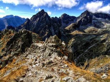 Yüksek Tatras dağlar (Vysok Tatry, Tatry Wysokie, Magas-Ttra), Slovakya Preov bölgede ve daha az Polonya Voyvodalığı Güney Polonya sınırında bir dağ silsilesi vardır. 