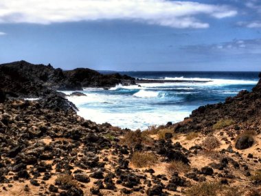Lobos Adası Corralejo turistlere kısa bir feribot ile Fuerteventura kuzeyde erişilemez. Punta Martio deniz feneri adanın kuzeydoğu sonunda olduğunu