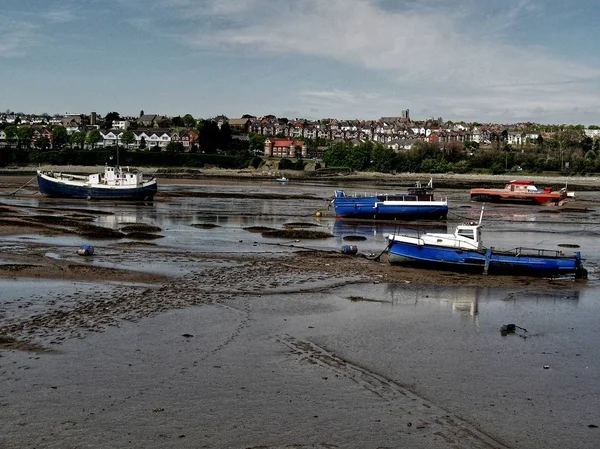 Båtar utan vatten i Dry Harbour i Wales — Stockfoto
