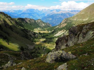 İtalya Milli Parkı Gran Paradiso Pila alanında bakış açısı acele etme Vadisi derenin dinlen ve doğanın güzelliği hissetmek