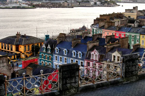 Cobh, também conhecida como Queenstown, é uma cidade portuária turística na costa sul do Condado de Cork, Irlanda. É o lar do único terminal de cruzeiros dedicado da Irlanda está associado ao Titanic . — Fotografia de Stock