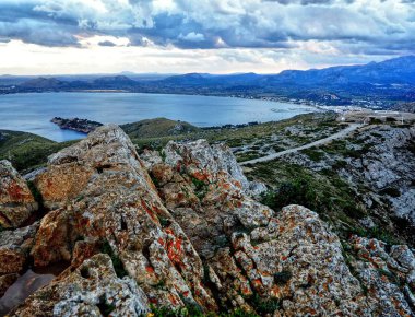 Talaia d'Albercutx tepe, bakış açısıyla Mirador Es Colomer Kuzey Mallorca yakınındaki taş geçen