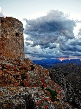 Bakış açısı Mirador Es Colomer mavi karanlık bulutlar ile Kuzey Mallorca ve ön sağ üstte gölde köşe seni görmek Talaia olabilir d'Albercutx
