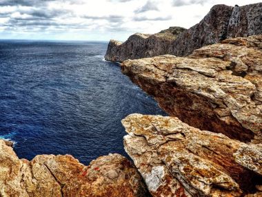 Rocky sahil Mirador Es Colomer Kuzey Mallorca yakınındaki