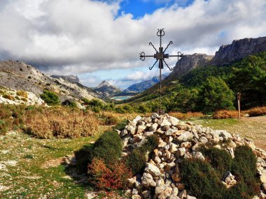 Puig de yolu na Franquesa Embassament de Cber en yüksek tepe Binbaşı de oğlu Torrella 1445m ile üst ve ön plan çapraz askeri üste yakın, Kuzey Mallorca