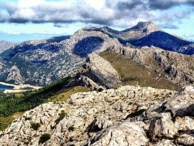 Adanın kuzey kesiminde Franquesa pik üzerinden Akdeniz Mallorca adlı dağ bakış açısı
