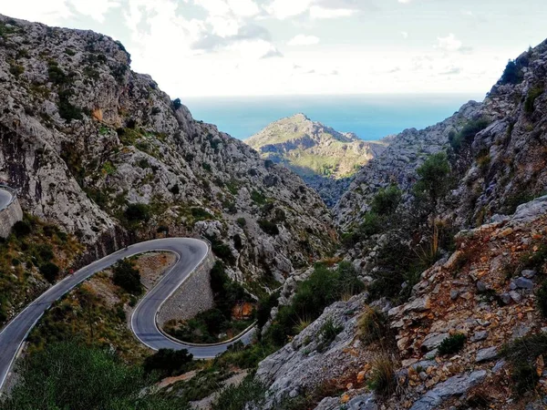 Die kurve am zugang zum torrente de pareis auf mallorca in spanien der berühmte ort für tagesausflüge — Stockfoto