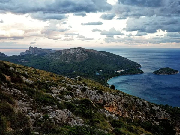 Cap de formentor ist ein spektakulärer Ort auf der Baleareninsel Mallorca in Spanien mit Buchten wie cala fiquera, cala murta und cala pi de la posada. Sein höchster Punkt, Fumart, liegt 384m über dem Meer. — Stockfoto