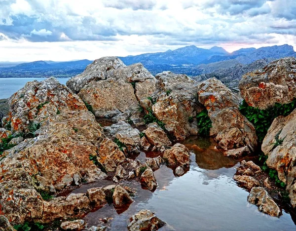 Talaia d'Albercutx tepe, bakış açısıyla Mirador Es Colomer Kuzey Mallorca yakınındaki taş geçen