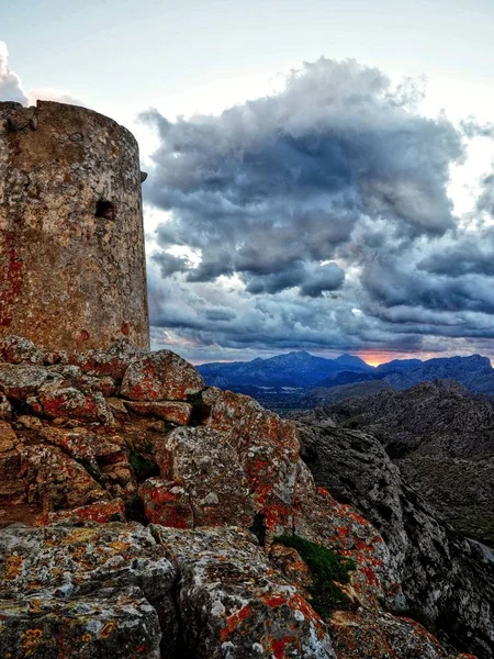 Bakış açısı Mirador Es Colomer mavi karanlık bulutlar ile Kuzey Mallorca ve ön sağ üstte gölde köşe seni görmek Talaia olabilir d'Albercutx