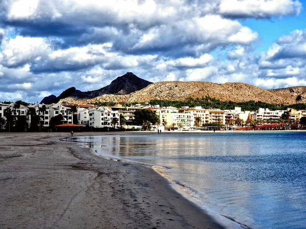 Port de Pollena jest najbardziej wysuniętym na północ miasto na Majorce. Jest podzielony na kilka głównych obszarów: sosna spacerem, Boquer, Central, Siller, Pinaret, Astoria Playa Adults Only i Gotmar. — Zdjęcie stockowe