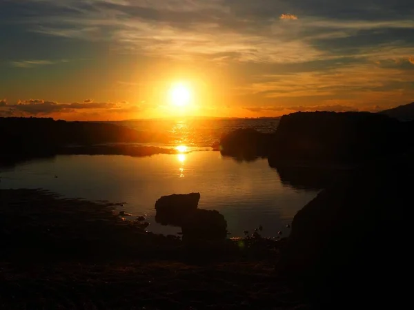 Das Ende des Tages in Palma de Mallorca während des Sonnenuntergangs in der Bucht mit der Reflexion des Sees und dem Meer im Hintergrund — Stockfoto