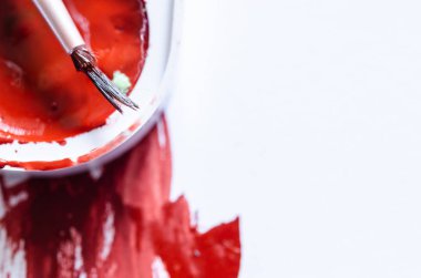 Beyaz tuvaldeki kırmızı boyayı okşa. Sanat süreci.