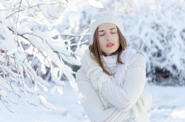 Ritratto di giovane bella donna in maglione bianco caldo e cappello — Foto Stock